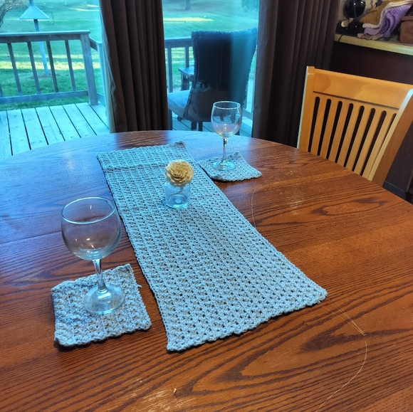 Hand crocheted table runner, 2 coasters, 2 placemats - Picture 2 of 2